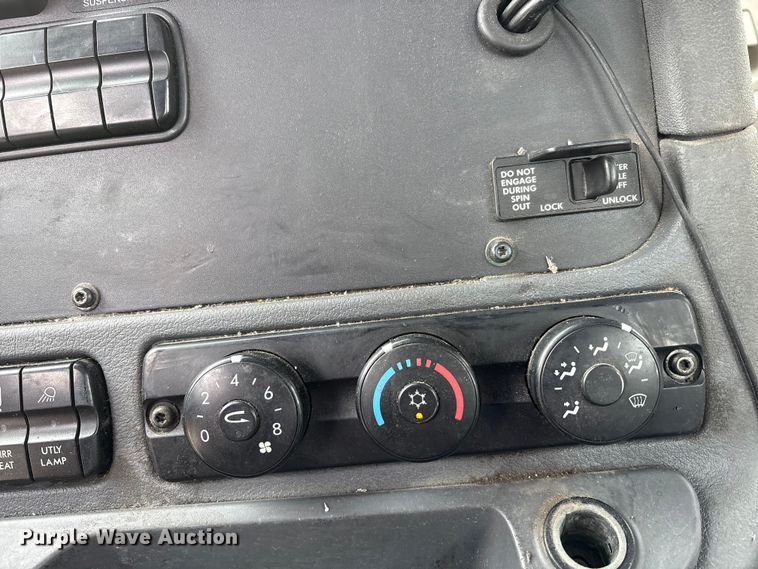 image for item FK1209 2017 Freightliner Cascadia 125 semi truck