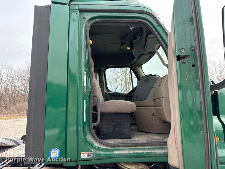 image for item FK1209 2017 Freightliner Cascadia 125 semi truck