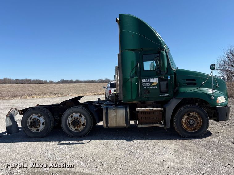 image for item FK1210 2016 Mack CXU semi truck