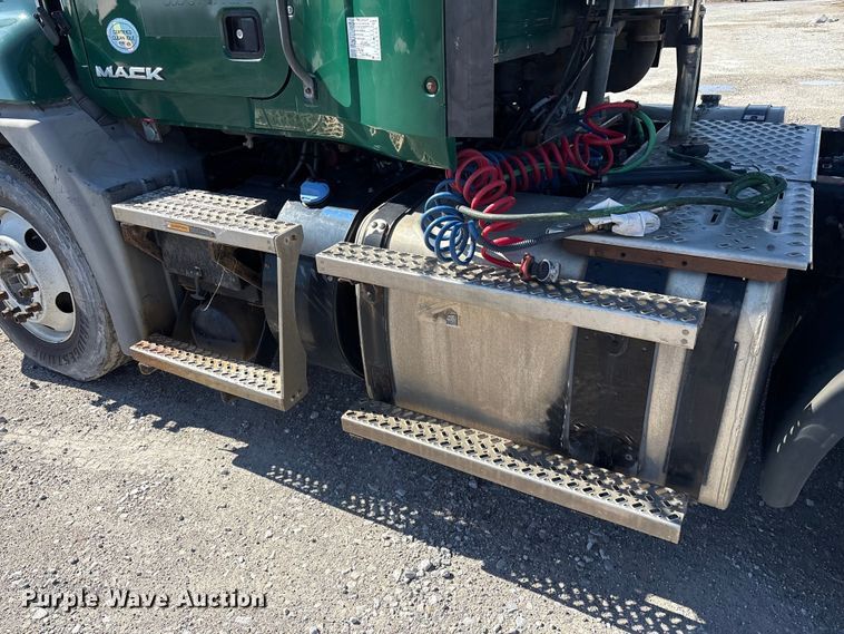 image for item FK1210 2016 Mack CXU semi truck