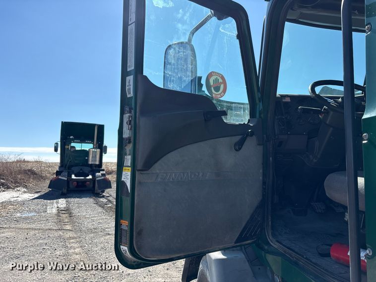 image for item FK1210 2016 Mack CXU semi truck