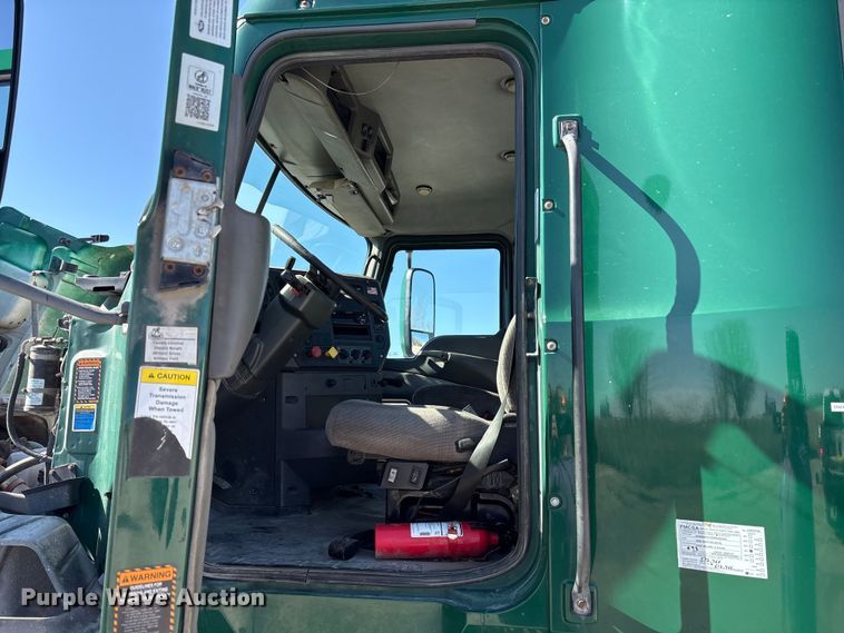 image for item FK1210 2016 Mack CXU semi truck