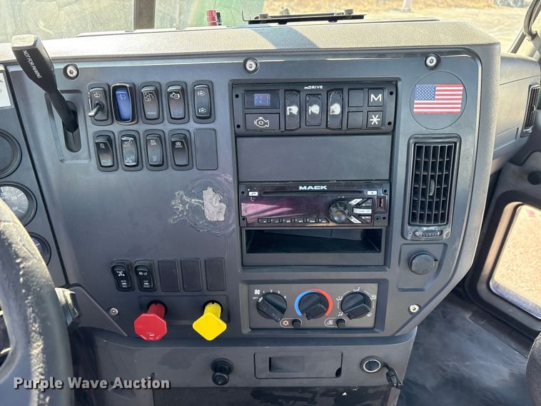 image for item FK1210 2016 Mack CXU semi truck