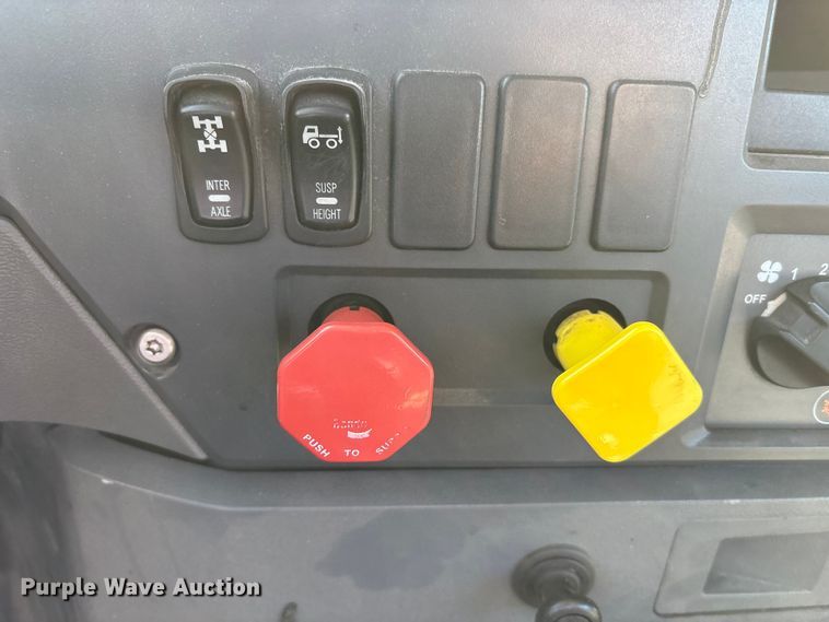 image for item FK1210 2016 Mack CXU semi truck