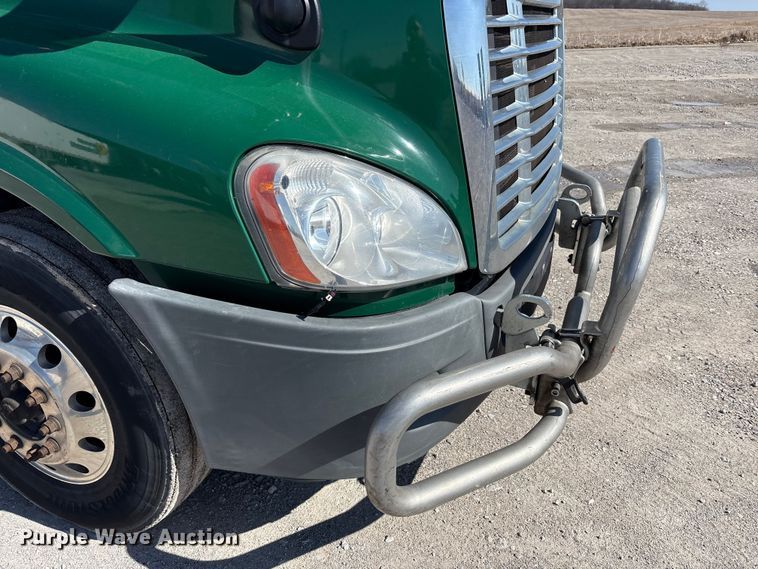 image for item FK1211 2017 Freightliner Cascadia 125 semi truck