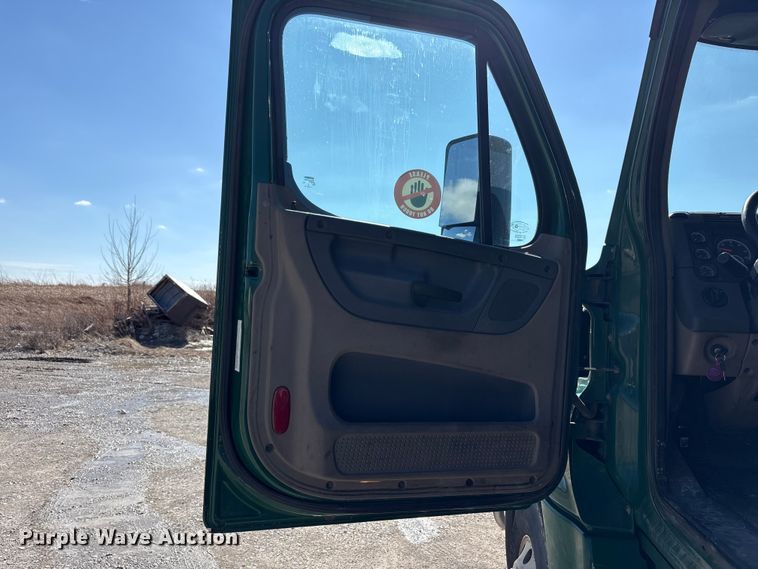 image for item FK1211 2017 Freightliner Cascadia 125 semi truck