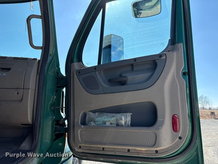 image for item FK1211 2017 Freightliner Cascadia 125 semi truck