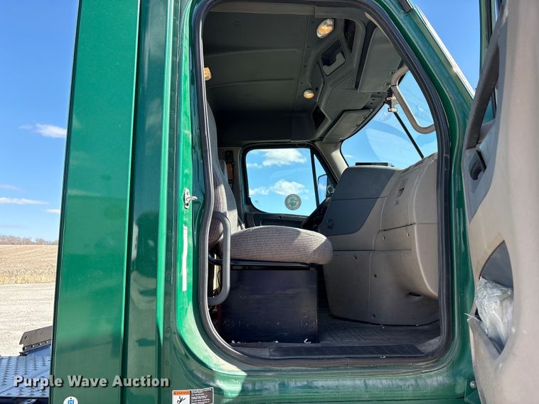 image for item FK1211 2017 Freightliner Cascadia 125 semi truck