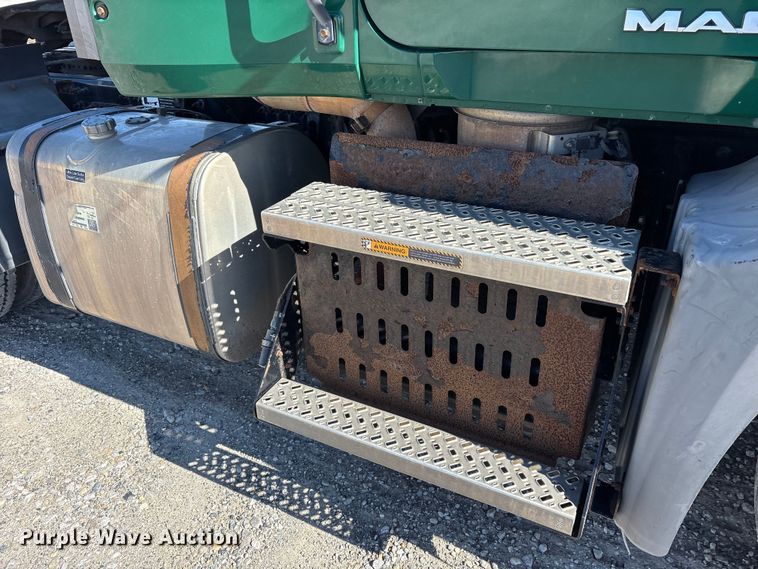 image for item FK1212 2016 Mack CXU613 semi truck