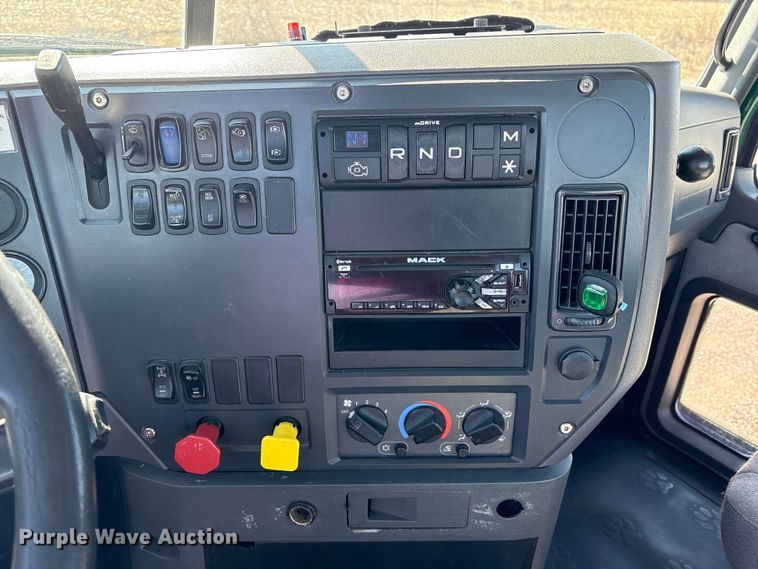 image for item FK1212 2016 Mack CXU613 semi truck