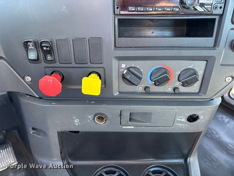 image for item FK1212 2016 Mack CXU613 semi truck