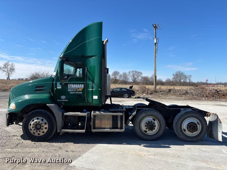 image for item FK1213 2016 Mack CXU613 semi truck