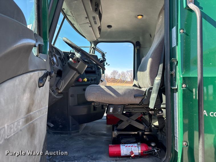 image for item FK1213 2016 Mack CXU613 semi truck