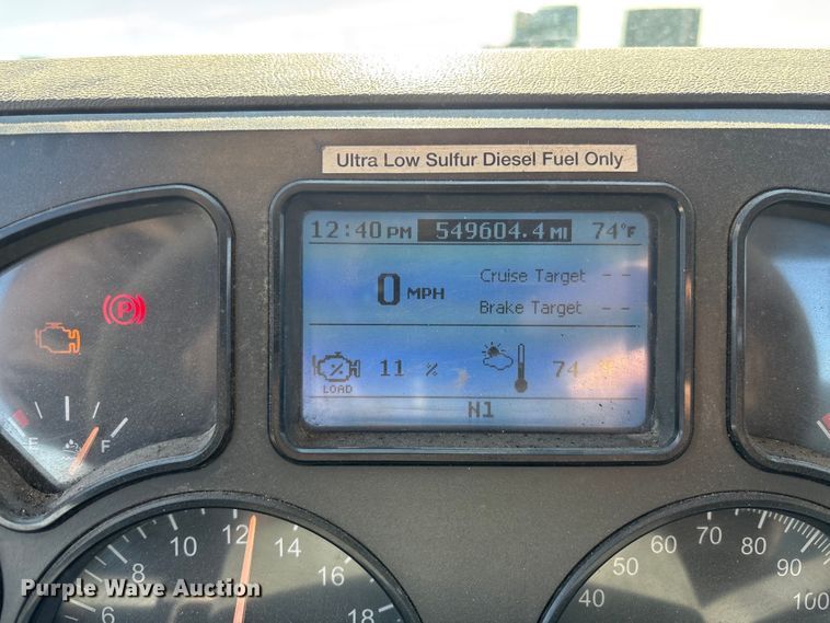 image for item FK1213 2016 Mack CXU613 semi truck