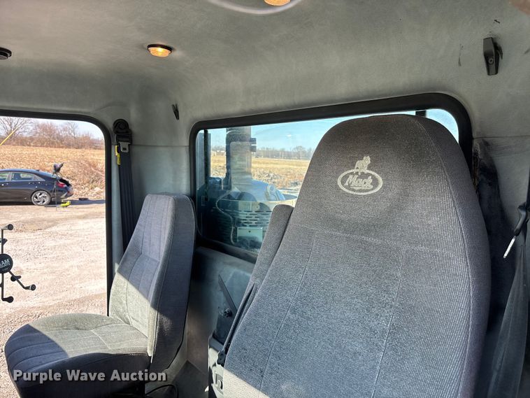 image for item FK1213 2016 Mack CXU613 semi truck