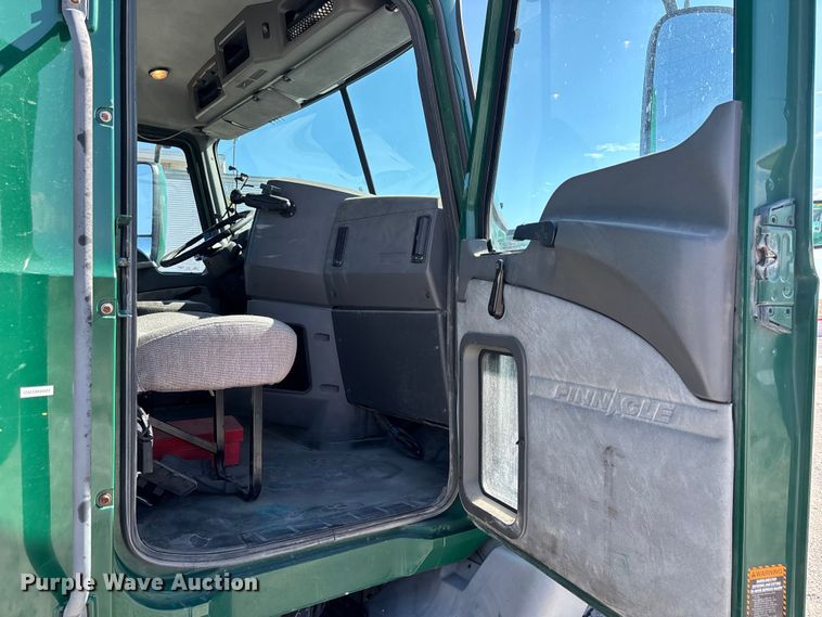 image for item FK1213 2016 Mack CXU613 semi truck