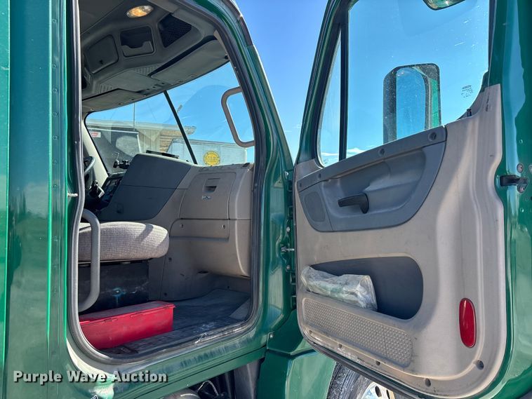 image for item FK1214 2017 Freightliner Cascadia 125 semi truck