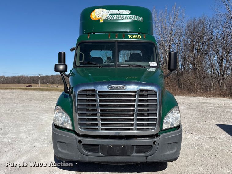 image for item FK1215 2017 Freightliner Cascadia 125 semi truck