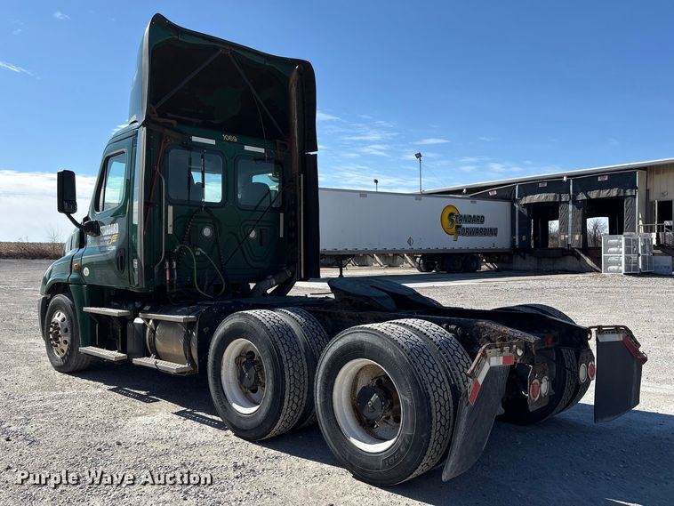 image for item FK1215 2017 Freightliner Cascadia 125 semi truck