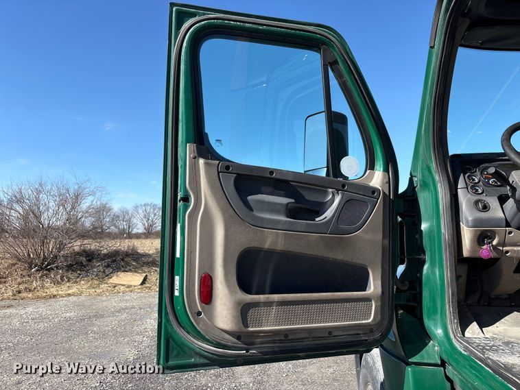 image for item FK1215 2017 Freightliner Cascadia 125 semi truck