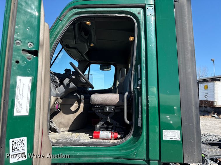 image for item FK1215 2017 Freightliner Cascadia 125 semi truck