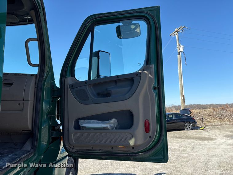 image for item FK1215 2017 Freightliner Cascadia 125 semi truck