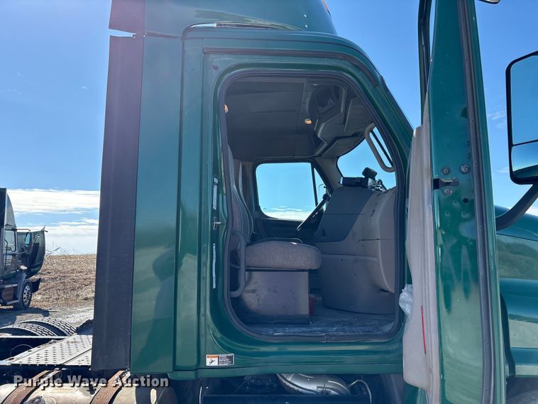 image for item FK1215 2017 Freightliner Cascadia 125 semi truck