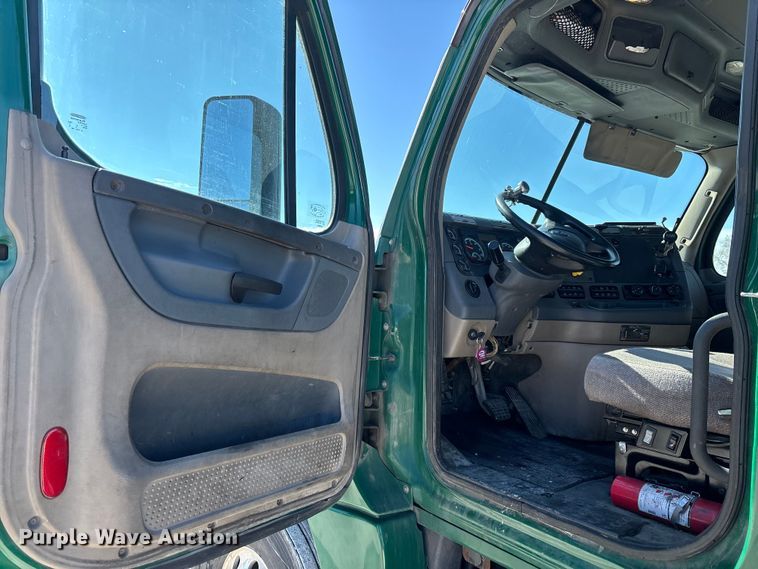 image for item FK1216 2017 Freightliner Cascadia 125 semi truck
