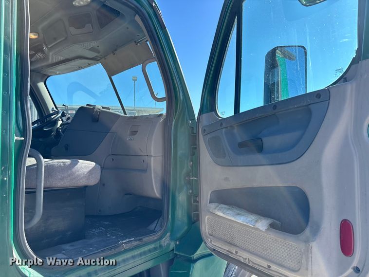 image for item FK1216 2017 Freightliner Cascadia 125 semi truck