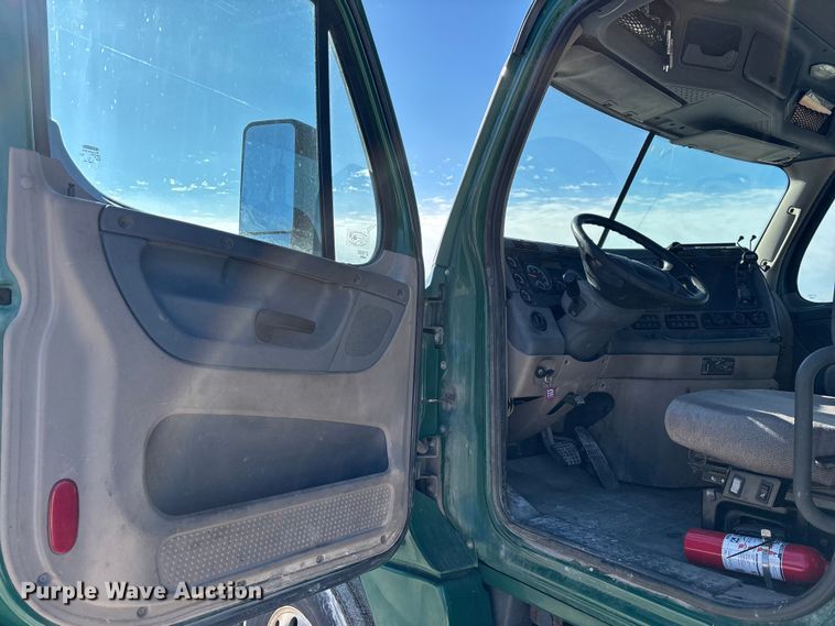 image for item FK1217 2017 Freightliner Cascadia 125 semi truck