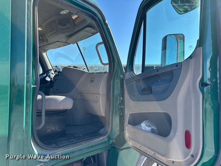 image for item FK1217 2017 Freightliner Cascadia 125 semi truck