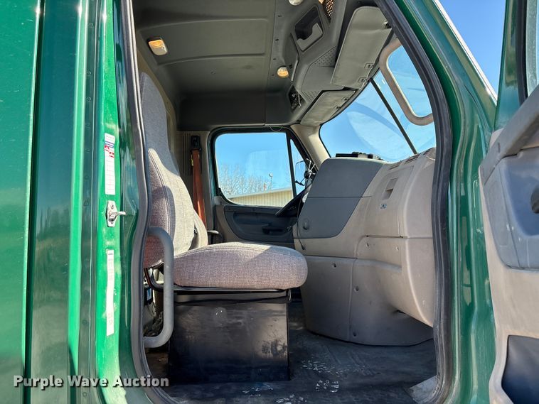 image for item FK1217 2017 Freightliner Cascadia 125 semi truck
