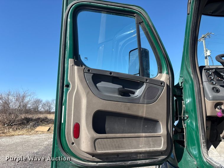 image for item FK1218 2017 Freightliner Cascadia 125 semi truck