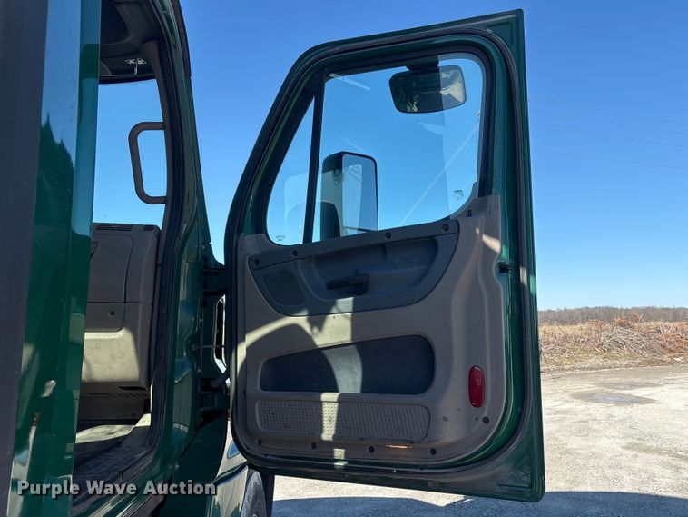 image for item FK1218 2017 Freightliner Cascadia 125 semi truck