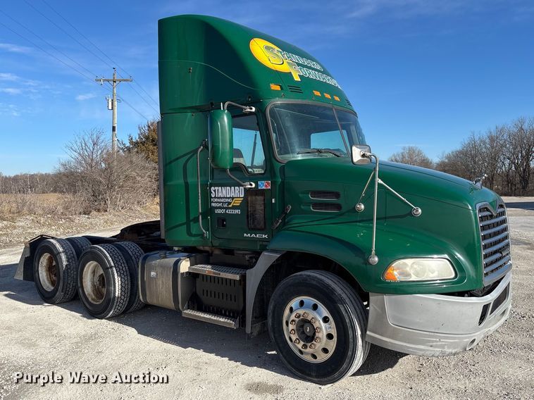 image for item FK1220 2016 Mack CXU613 semi truck