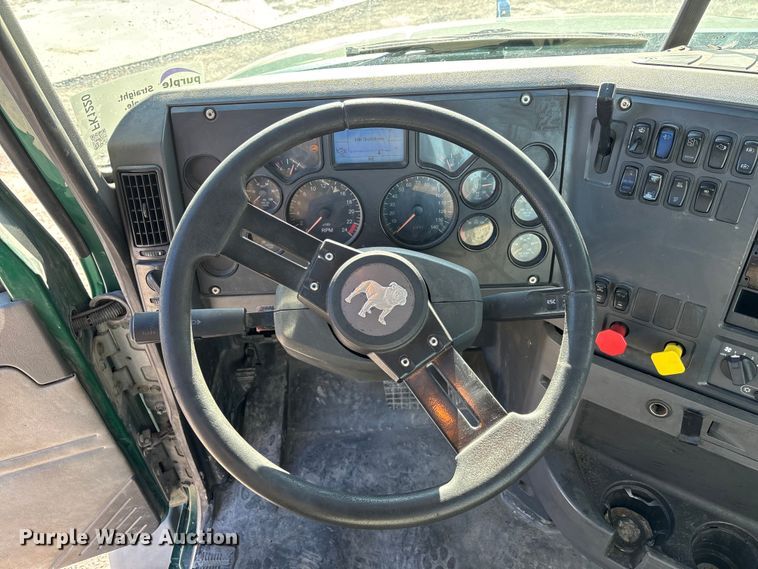 image for item FK1220 2016 Mack CXU613 semi truck