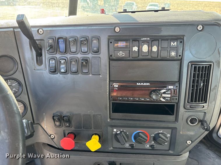 image for item FK1220 2016 Mack CXU613 semi truck