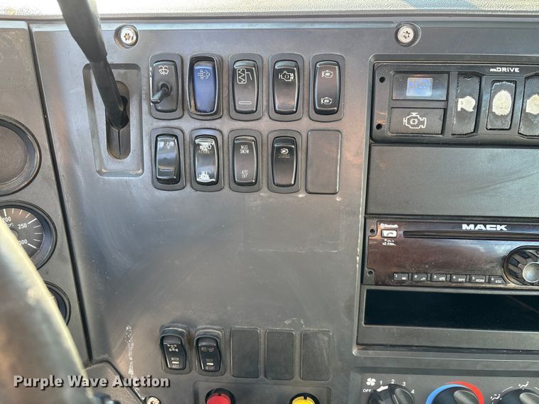 image for item FK1220 2016 Mack CXU613 semi truck