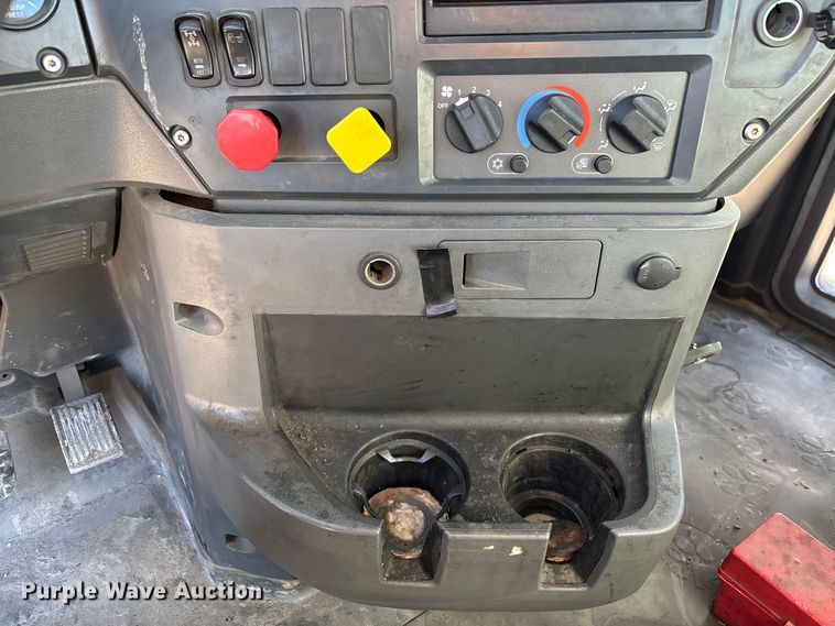 image for item FK1220 2016 Mack CXU613 semi truck