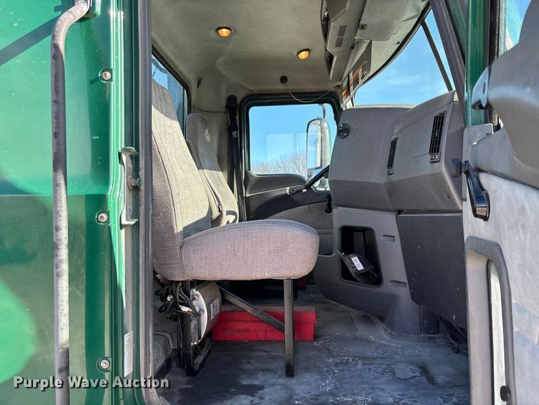 image for item FK1220 2016 Mack CXU613 semi truck