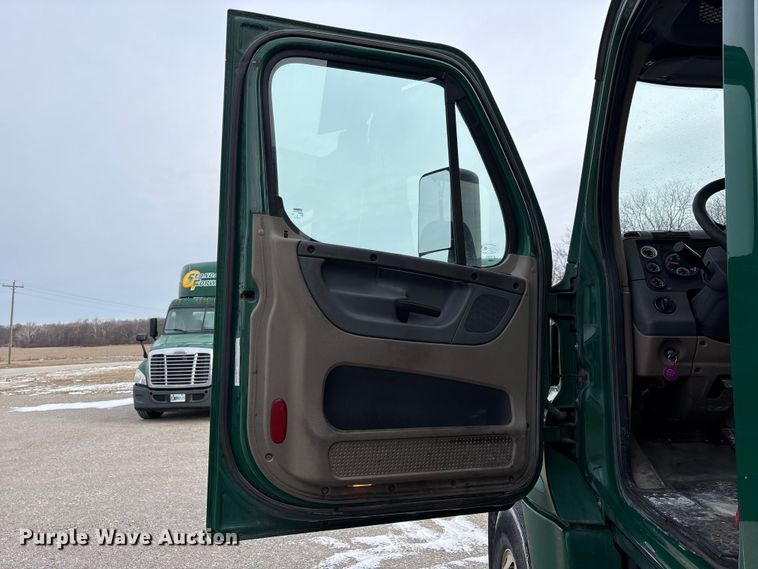 image for item FK1221 2017 Freightliner Cascadia 125 semi truck