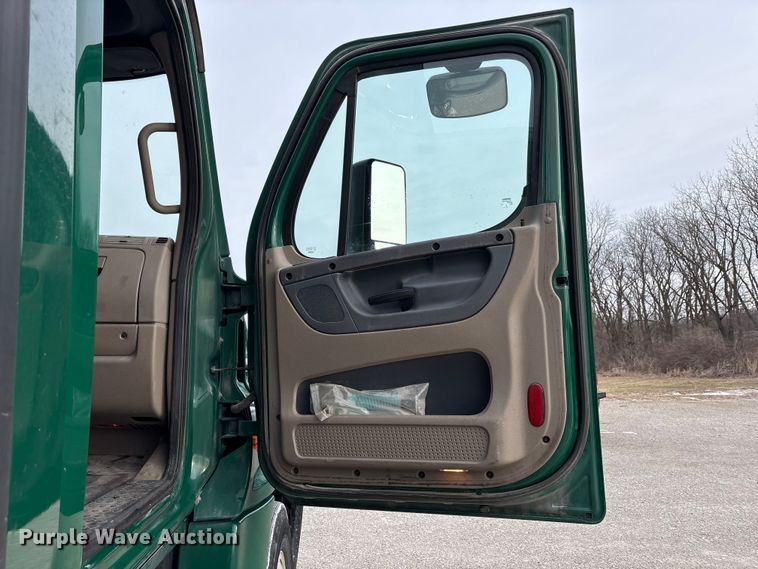 image for item FK1221 2017 Freightliner Cascadia 125 semi truck