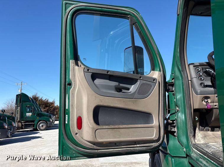 image for item FK1222 2017 Freightliner Cascadia 125 semi truck