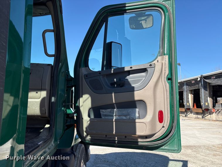 image for item FK1222 2017 Freightliner Cascadia 125 semi truck