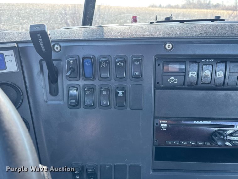 image for item FK1223 2016 Mack CXU613 semi truck