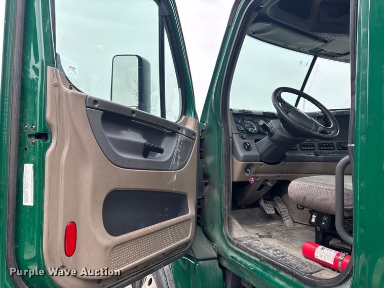 image for item FK1224 2017 Freightliner Cascadia 125 semi truck