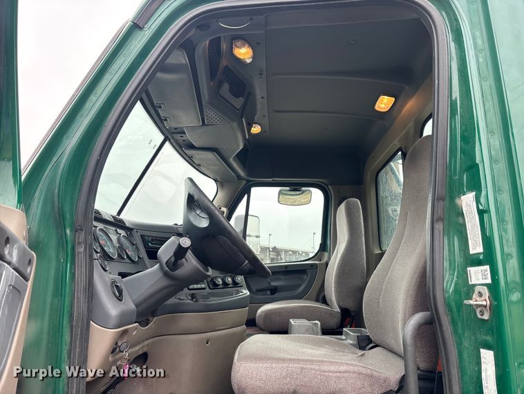 image for item FK1224 2017 Freightliner Cascadia 125 semi truck