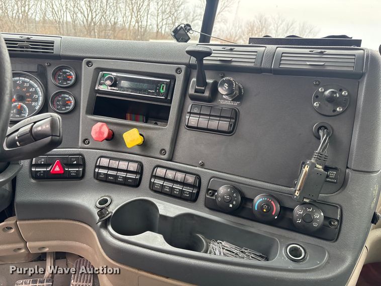 image for item FK1224 2017 Freightliner Cascadia 125 semi truck