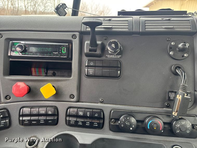 image for item FK1224 2017 Freightliner Cascadia 125 semi truck