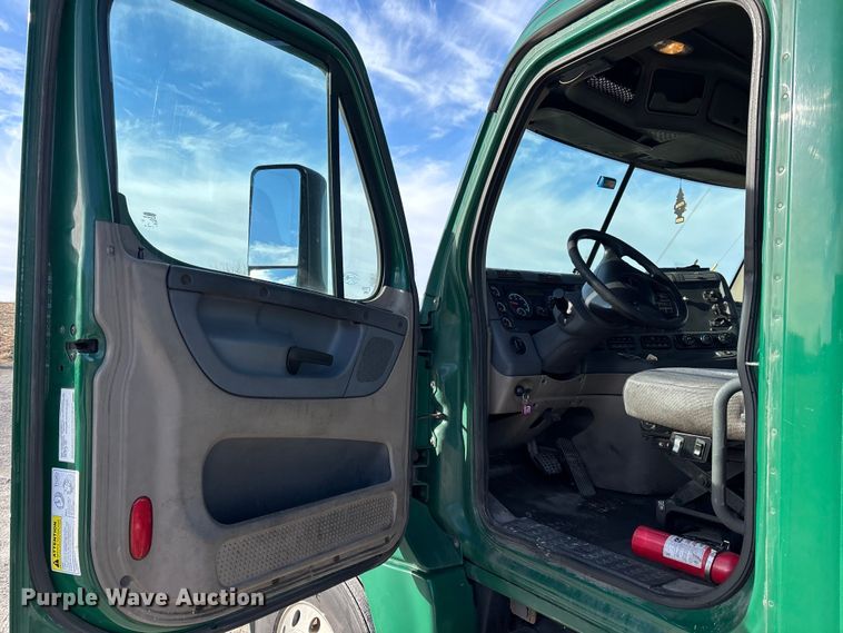 image for item FK1225 2017 Freightliner Cascadia 125 semi truck